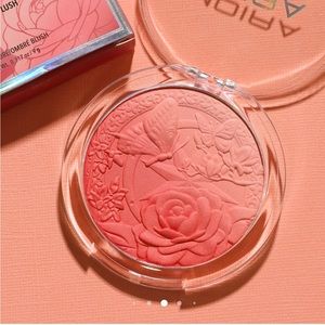 Moira Signature Ombre Blusher in the shade 7 Ruby Flush